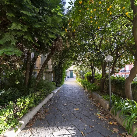 Via Annibale Caccavello 10 - Primo Piano Apartamento *