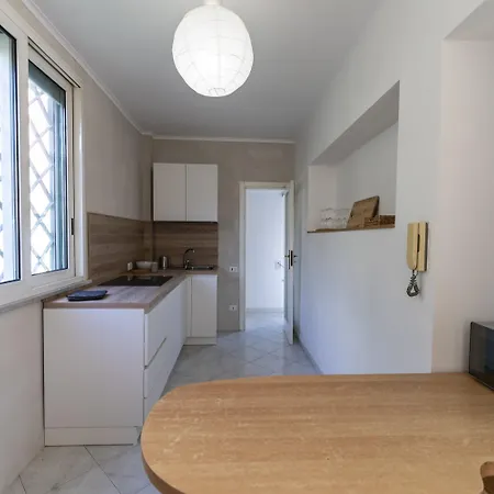 Apartamento Via Annibale Caccavello 10 - Primo Piano *